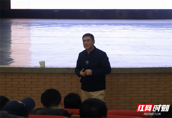 唐海波围绕教师自身心理调适和师生高效沟通进行讲解 黄显惠摄.jpg 唐海波围绕教师自身心理调适和师生高效沟通进行讲解 黄显惠摄.jpg