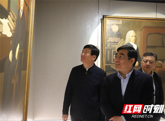 参观油画展 陈小丫摄.jpg 参观油画展 陈小丫摄.jpg