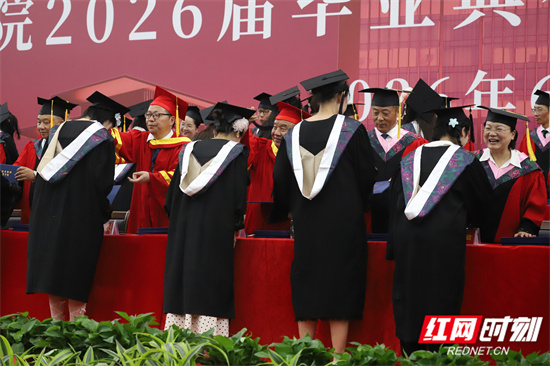 张家界学院校领导为毕业生拨穗授证 张孝忠摄.jpg 张家界学院校领导为毕业生拨穗授证 张孝忠摄.jpg