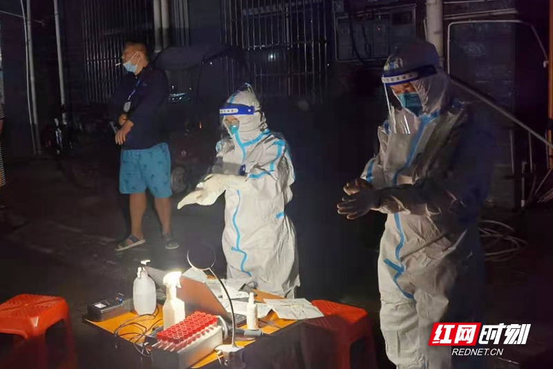 图一：8月15日晚，天门聚景苑小区第9次核酸检测工作现场，工作人员正在做准备工作。.jpg