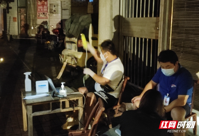 图三：8月16日零点30分，支援官黎坪防疫小队负责的最后一个点的第9次核酸检测任务圆满完成，工作人员收拾东西准备回家.jpg