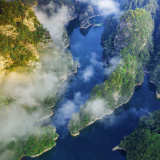 张家界宝峰湖:深秋雨后初晴,山水云雾绘就仙境画卷