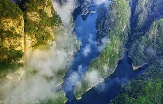 张家界宝峰湖：深秋雨后初晴，山水云雾绘就仙境画卷