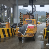 张家界西收费站:温情劝返违规车辆 安全守护“回家路”