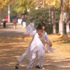 银杏为幕 乐舞传情 张家界学院 “树下美育” 演绎经典