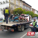 张家界市交警支队直属二大队为旅游旺季出行创造无忧环境