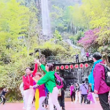 张家界宝峰湖迎来春游潮 游人乐享春日美景