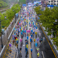 奔跑在世界自然遗产之巅  2025张家界UCTR百公里越野挑战赛开赛