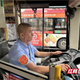 快递不慎遗落 张家界公交司机仗义出手暖人心