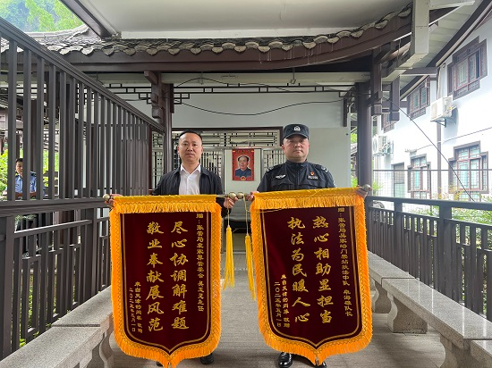 锦旗背后的暖心守护！景区30分钟“悬崖寻机”显担当
