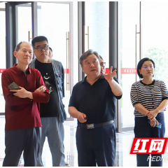 中国音乐家协会合唱联盟副主席、著名作曲家修骏一行来张家界学院开展政校合作交流座谈