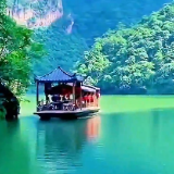 张家界宝峰湖：光影绘就山水诗画 游船穿梭醉美奇观