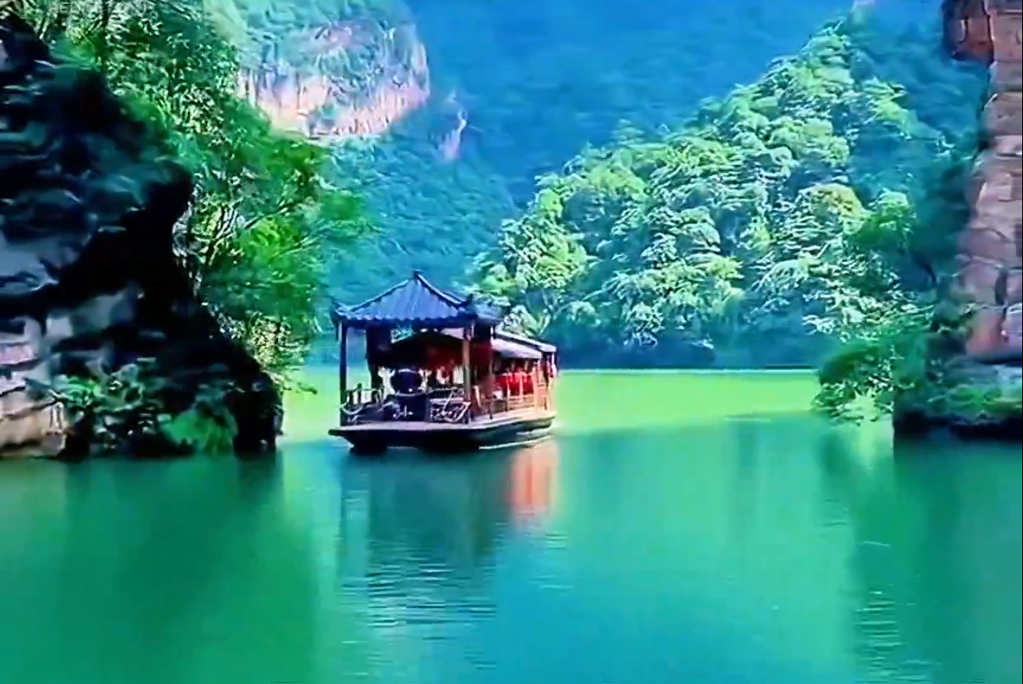 张家界宝峰湖：光影绘就山水诗画 游船穿梭醉美奇观