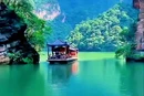 张家界宝峰湖：光影绘就山水诗画 游船穿梭醉美奇观