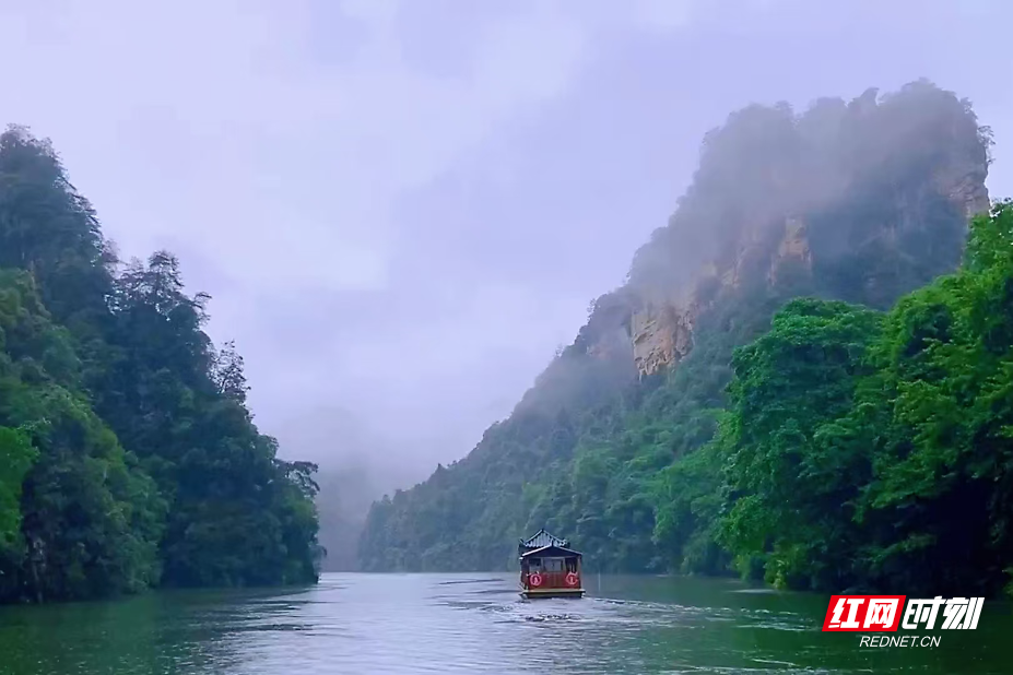 梅雨季首日，张家界宝峰湖雨中展现磅礴水墨画卷