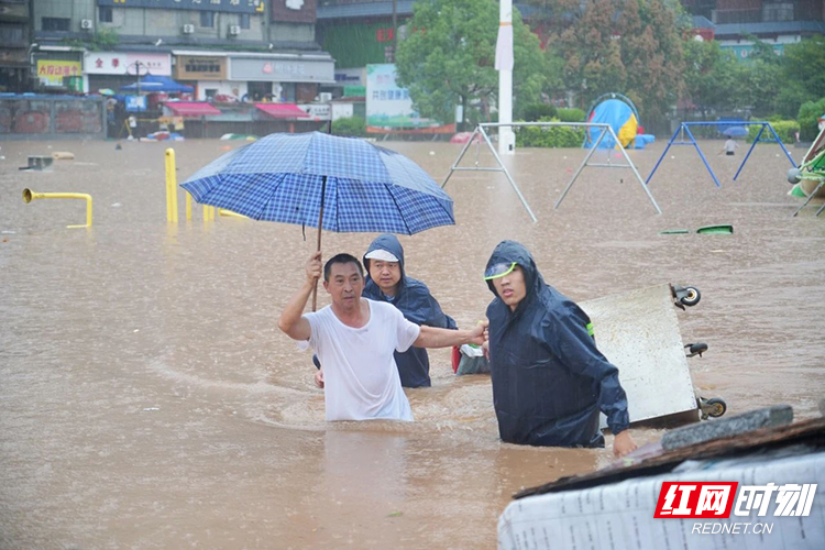 筑牢“汛”防线｜张家界：大雨里，他们是最坚实的防线！
