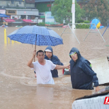 筑牢“汛”防线｜张家界：大雨里，他们是最坚实的防线！