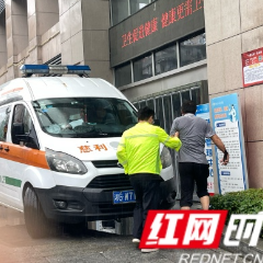 小车撞上护栏 张家界高速人风雨中暖心守护