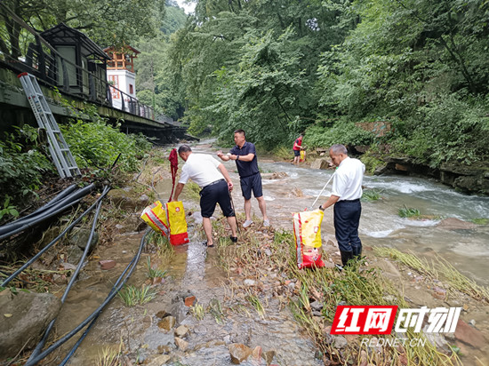 张家界国家森林公园门票站清理河道，诚邀您共赏山水如画的绝世风光！
