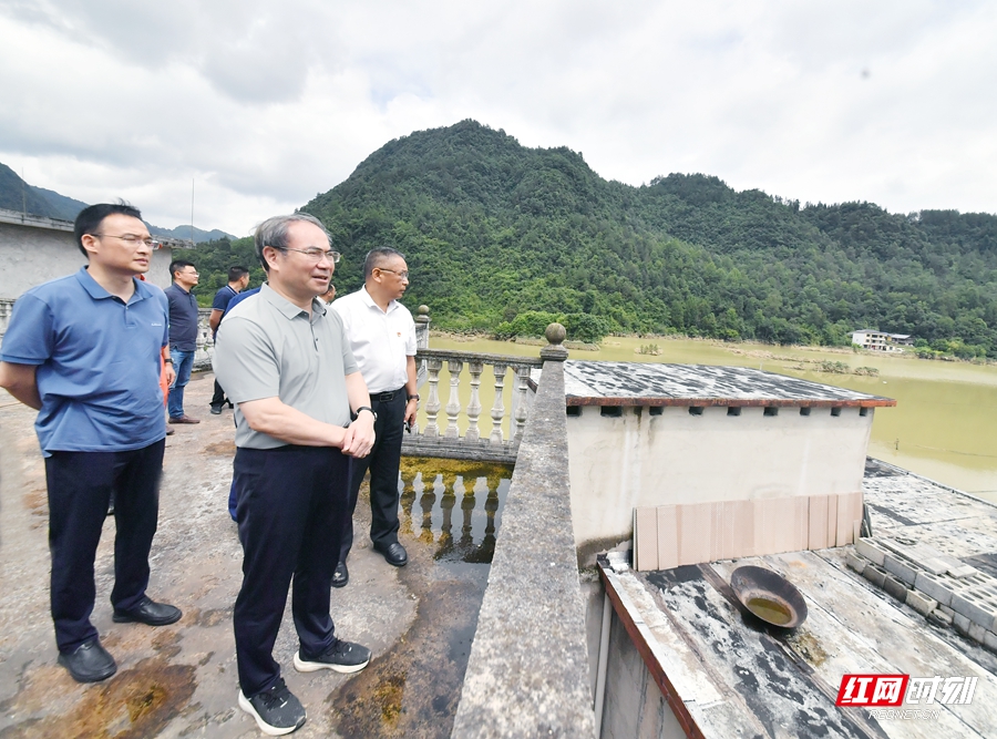 劉革安赴桑植督導(dǎo)防汛救災(zāi)并慰問受災(zāi)群眾