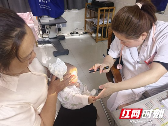 张家界市‌永定区妇幼保健院开展“爱眼日”公益筛查活动