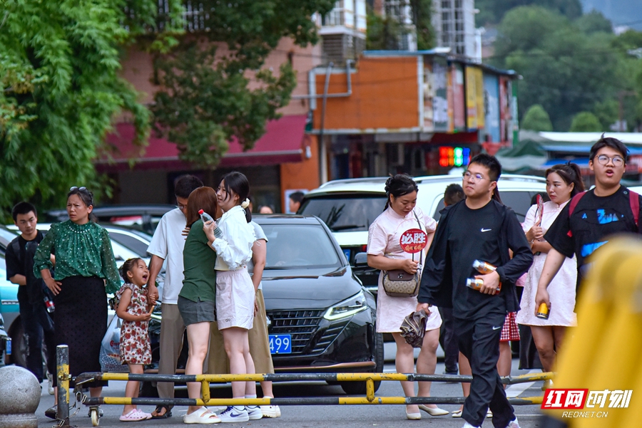 在湖南师大附中张家界市民族中学考点考场外，家长拥抱、击掌......送上“花式”祝福，为莘莘学子加油鼓劲，目送学子走向人生“大考”。（张家界分站记者 张潘 实习生 陈静涵）.JPG