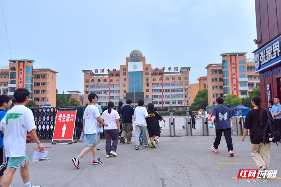 6月7日，2025年普通高等学校招生全国统一考试开考，湖南师大附中张家界市民族中学考点秩序井然，考生们信心十足、怀揣梦想奔赴考场。（张家界分站记者 张潘 实习生 陈静涵）(一).JPG