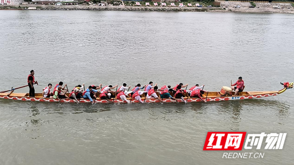 慈利县岩泊渡镇篢市村男子龙舟队：碧波逐浪，尽显团结拼搏风采