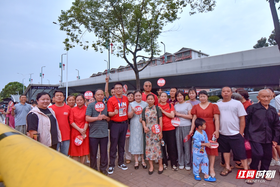 6月7日，在湖南师大附中张家界市民族中学考点考场内的学子为青春作答，考场外的家长为梦想护航。（张家界分站记者 张潘 实习生 陈静涵）（二）.JPG