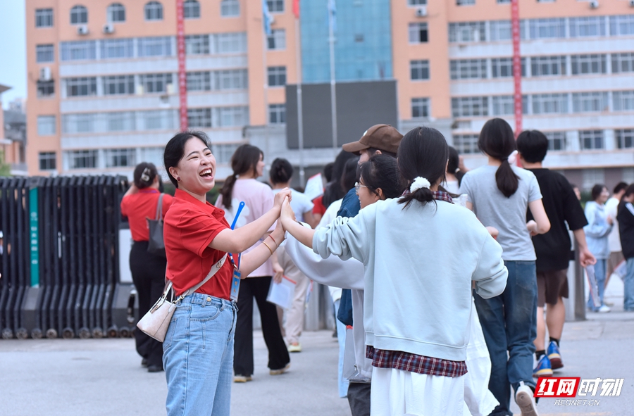 细细叮嘱、手拉手鼓励、……6月7日，湖南师大附中张家界市民族中学考点考场外，送考老师纷纷用自己的方式为考生送上美好的祝福。（张家界分站记者 张潘 实习生 陈静涵）.JPG