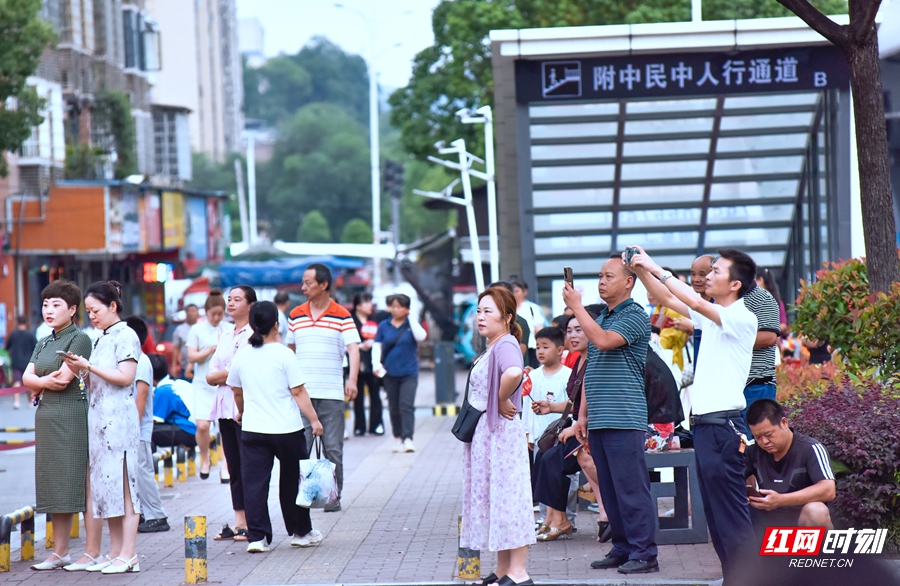 6月7日，在湖南师大附中张家界市民族中学考点考场内的学子为青春作答，考场外的家长为梦想护航。（张家界分站记者 张潘 实习生 陈静涵）（一）.JPG