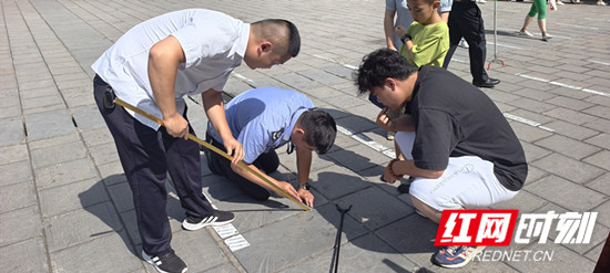 暖心！张家界国家森林公园门票站工作人员俯身深沟为游客寻回手机