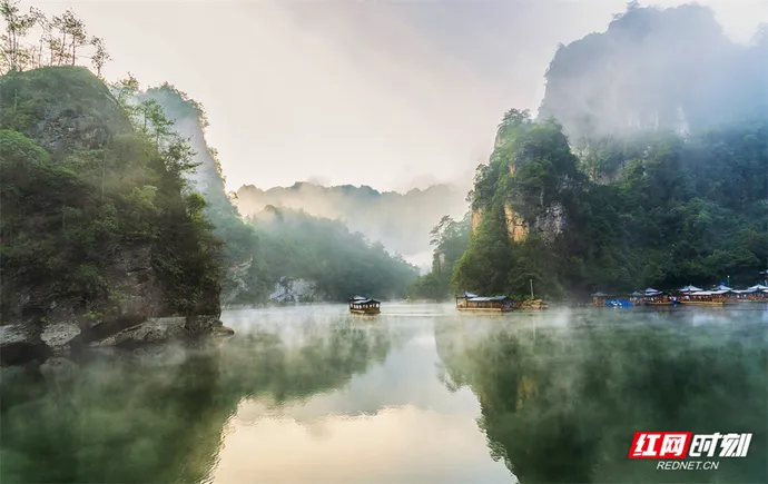 “森”呼吸·清凉“界”丨张家界宝峰湖：土家歌声绕绝壁，一湖碧水映出张家界的“清凉密码”