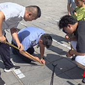 暖心！张家界国家森林公园门票站工作人员俯身深沟为游客寻回手机