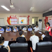 黄石寨景区管委会党支部开讲“金鞭溪夜校”第一课 提升职工外语服务能力