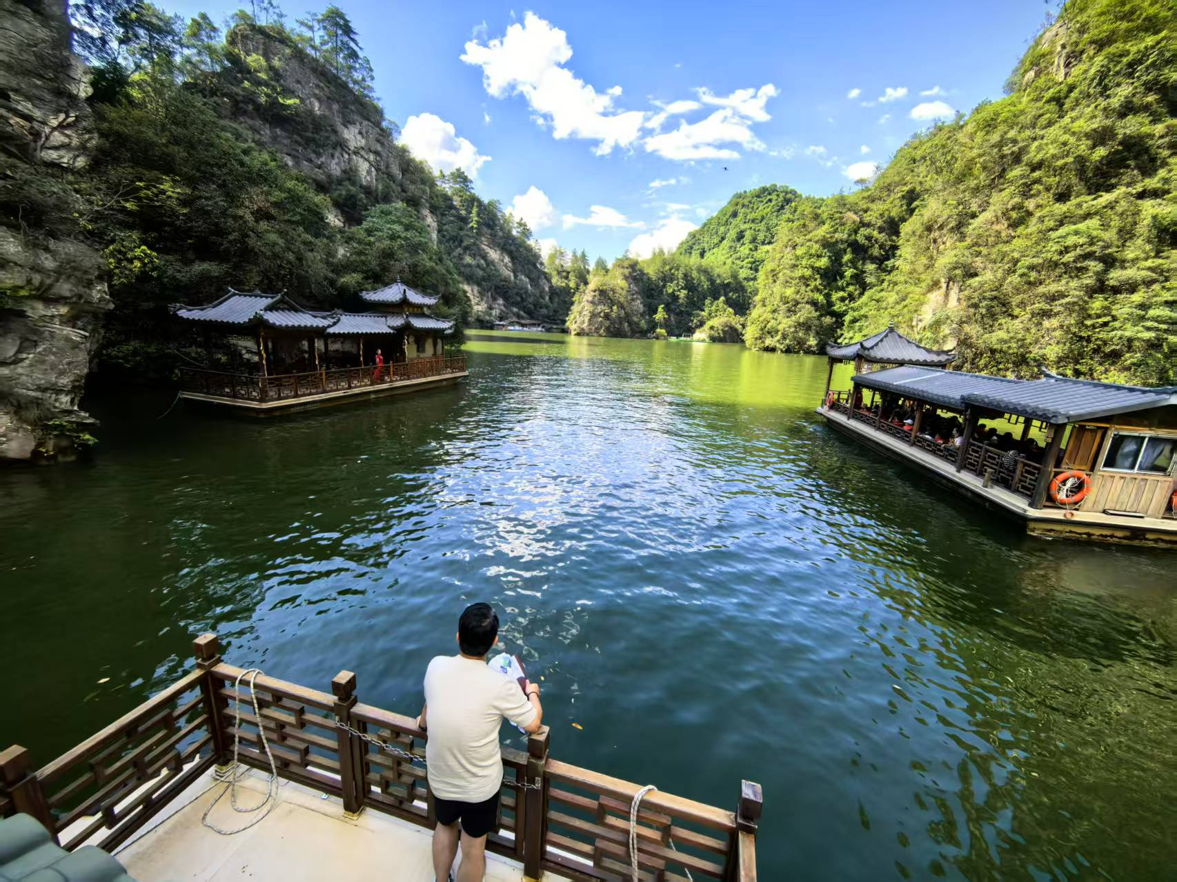 涂磊张家界直播走进宝峰湖，沉浸式展现湖光山色魅力