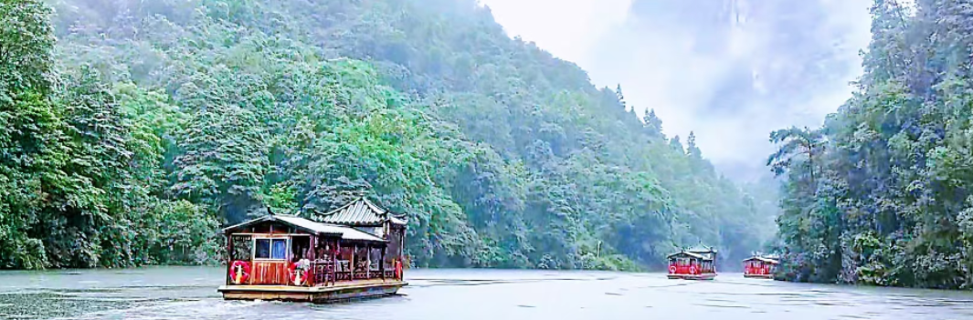 宝峰湖夏日雨后：雾锁清波 船行画卷 峰隐画中