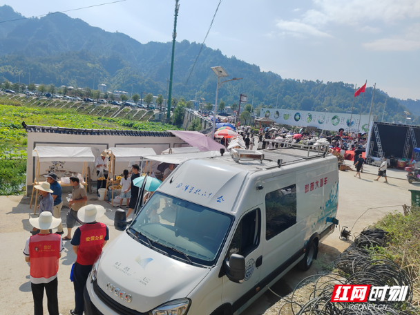 张家界市科普大篷车走进乡村开展防溺水暨防网络诈骗宣传活动