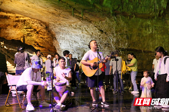 张家界黄龙洞上演“16℃的夏天”音乐会