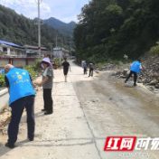 慈利县三合镇关岩村：干群齐发力，积极参与灾后道路清理