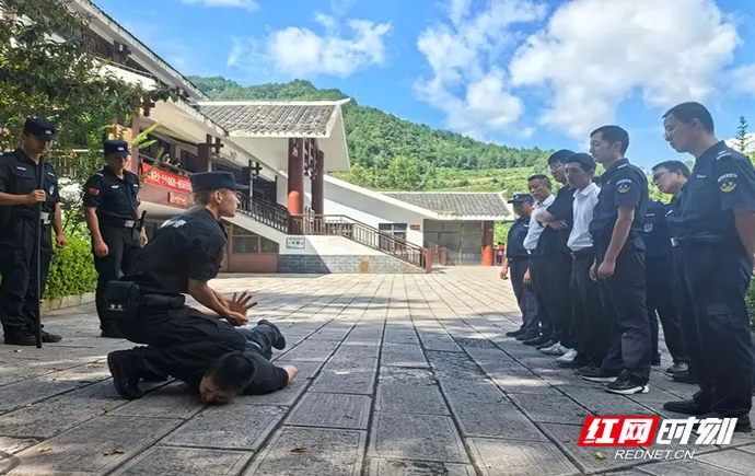 武陵源公安：“景警相连”反恐防暴演练，让游客“安心游”