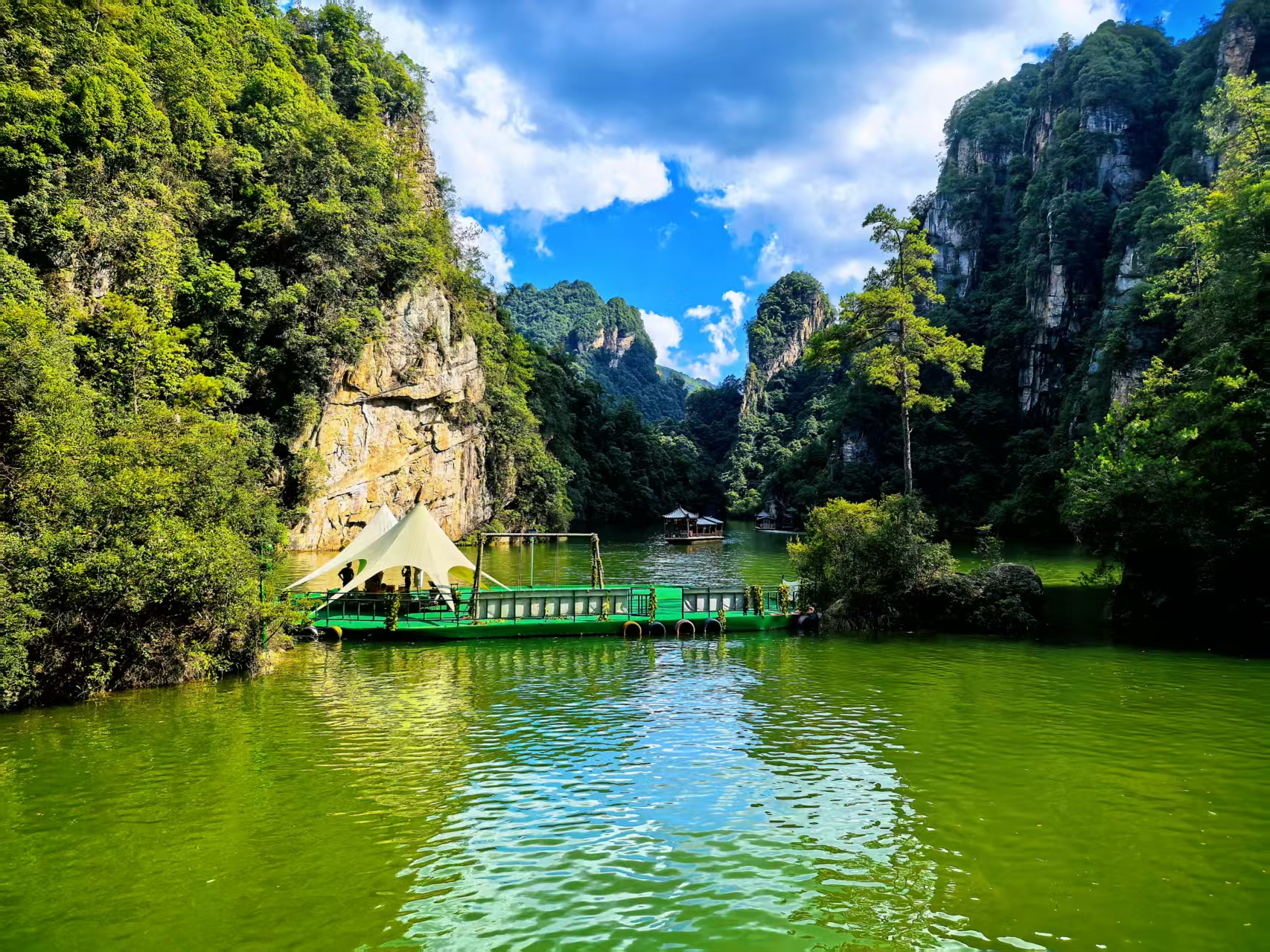 张家界宝峰湖:峰巅碧玉 清凉胜境引客来