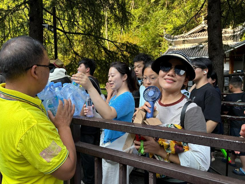 张家界环保客运：炎炎夏日送“清凉” 暖心服务伴旅途