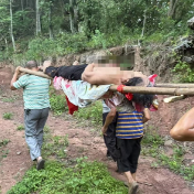 永定区沅古坪镇中心卫生院急救团队： 肩扛担架3小时 穿越雨毁山路成功转运烧伤患者
