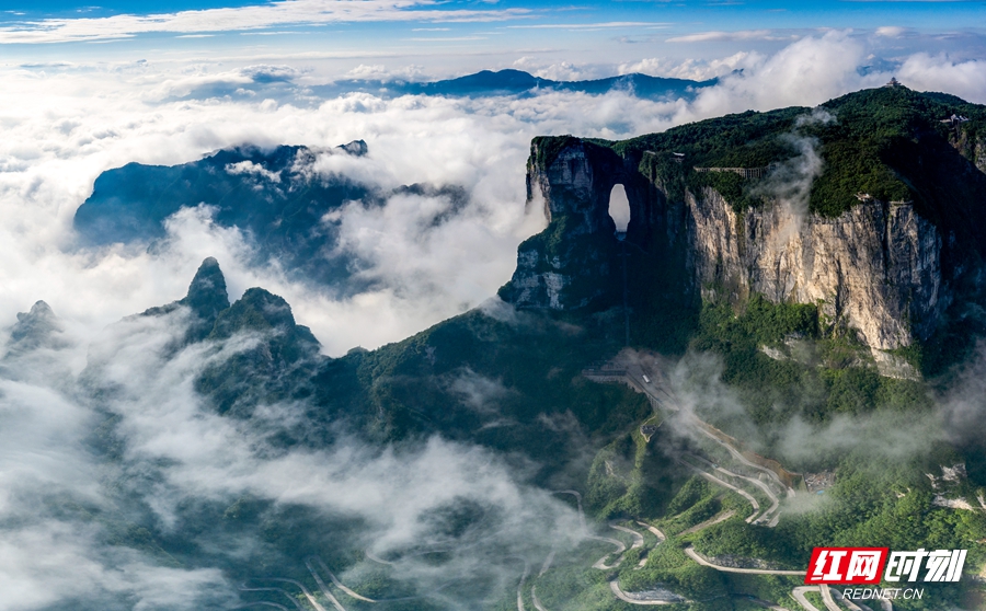 天门山全景 覃少波摄_副本.jpg