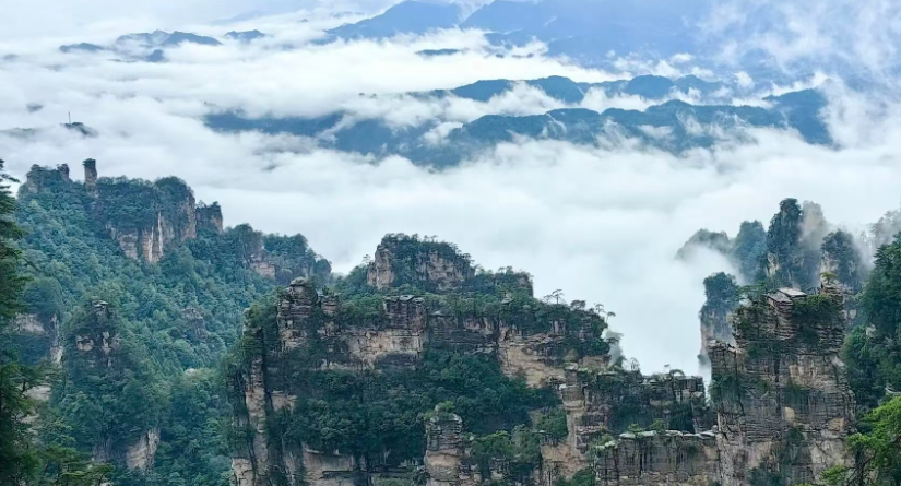 张家界国家森林公园雨后奇景：水墨丹青画中游