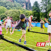 张家界国家森林公园： 儿童体验扁带行走 感受极限运动乐趣