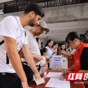 张家界国家森林公园吴家峪门票站：青年志愿者服务入境游（组图）