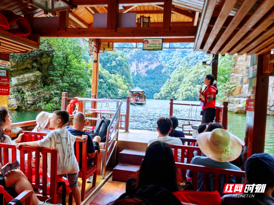 张家界宝峰湖：秋高气爽好时节，游人乐享山水间