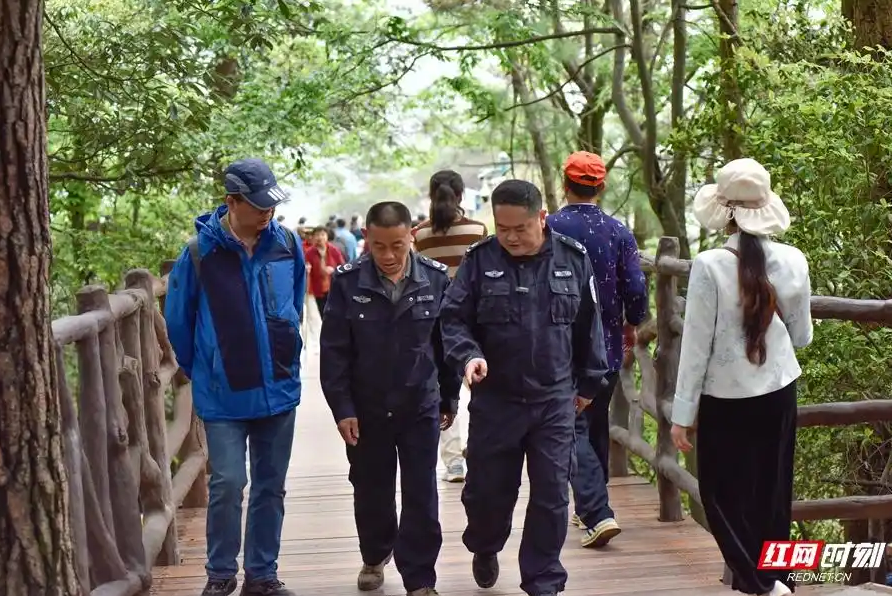 清凉执法护航“热”游季！张家界：制服蓝里藏着“暖”风景